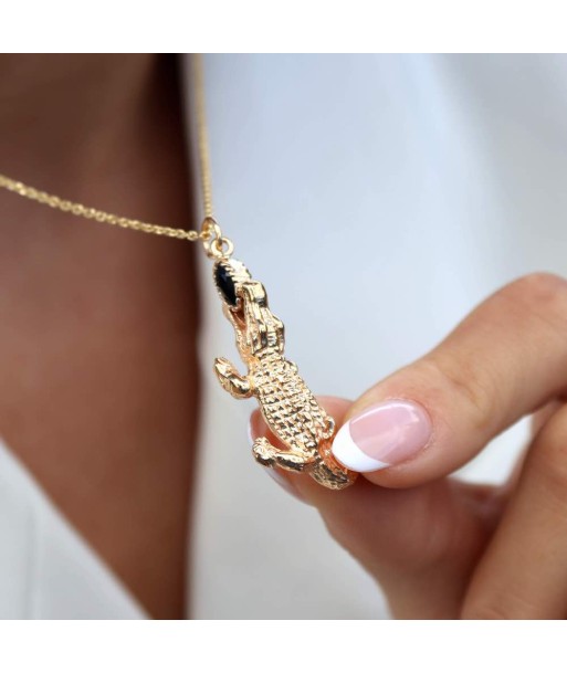 Collier doré pendentif crocodile et pierre ou a consommer sur place