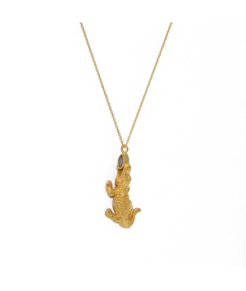 Collier doré pendentif crocodile et pierre ou a consommer sur place