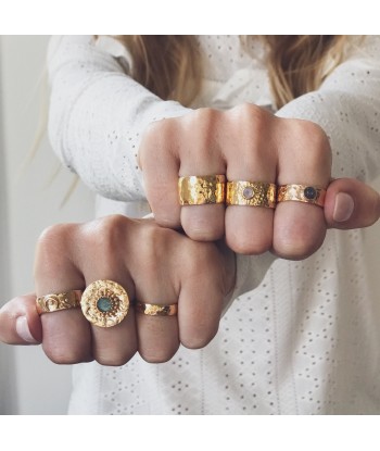 Bague ronde dorée martelée et pierre Toutes les collections ici