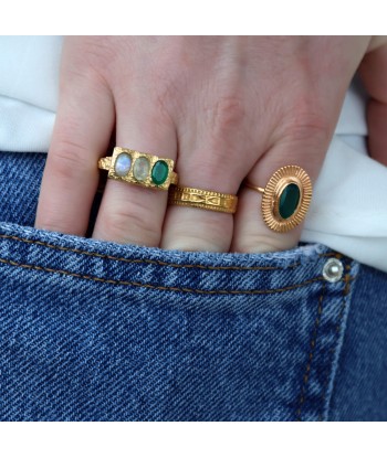 Bague dorée ovale et pierre naturelle de la marque