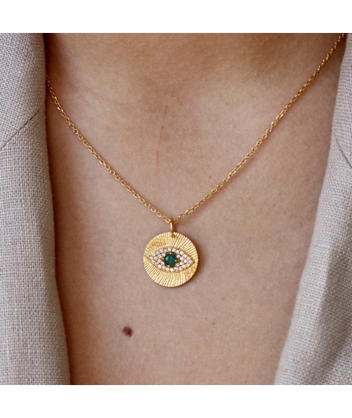 Collier doré médaille oeil et zircons une grave pollution 