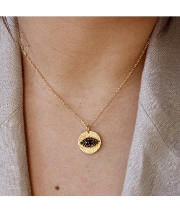 Collier doré médaille oeil et zircons une grave pollution 