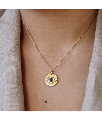 Collier doré médaille oeil et zircons une grave pollution 