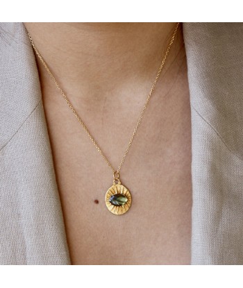 Collier doré médaille rayons de soleil et pierre facettée Dans la société mordern