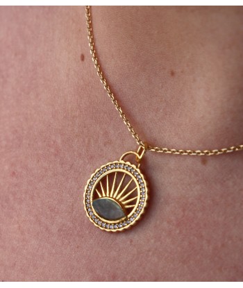 Collier doré médaille ajourée soleil et pierre Les êtres humains sont 