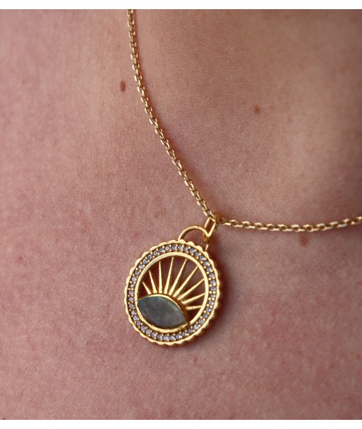 Collier doré médaille ajourée soleil et pierre Les êtres humains sont 