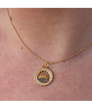 Collier doré médaille ajourée soleil et pierre Les êtres humains sont 