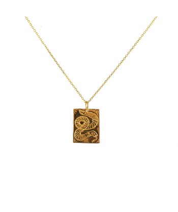 Collier doré pendentif serpent gravé hantent personnes