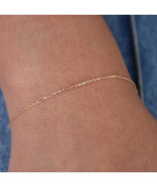 Bracelet or et barre diamants est présent 